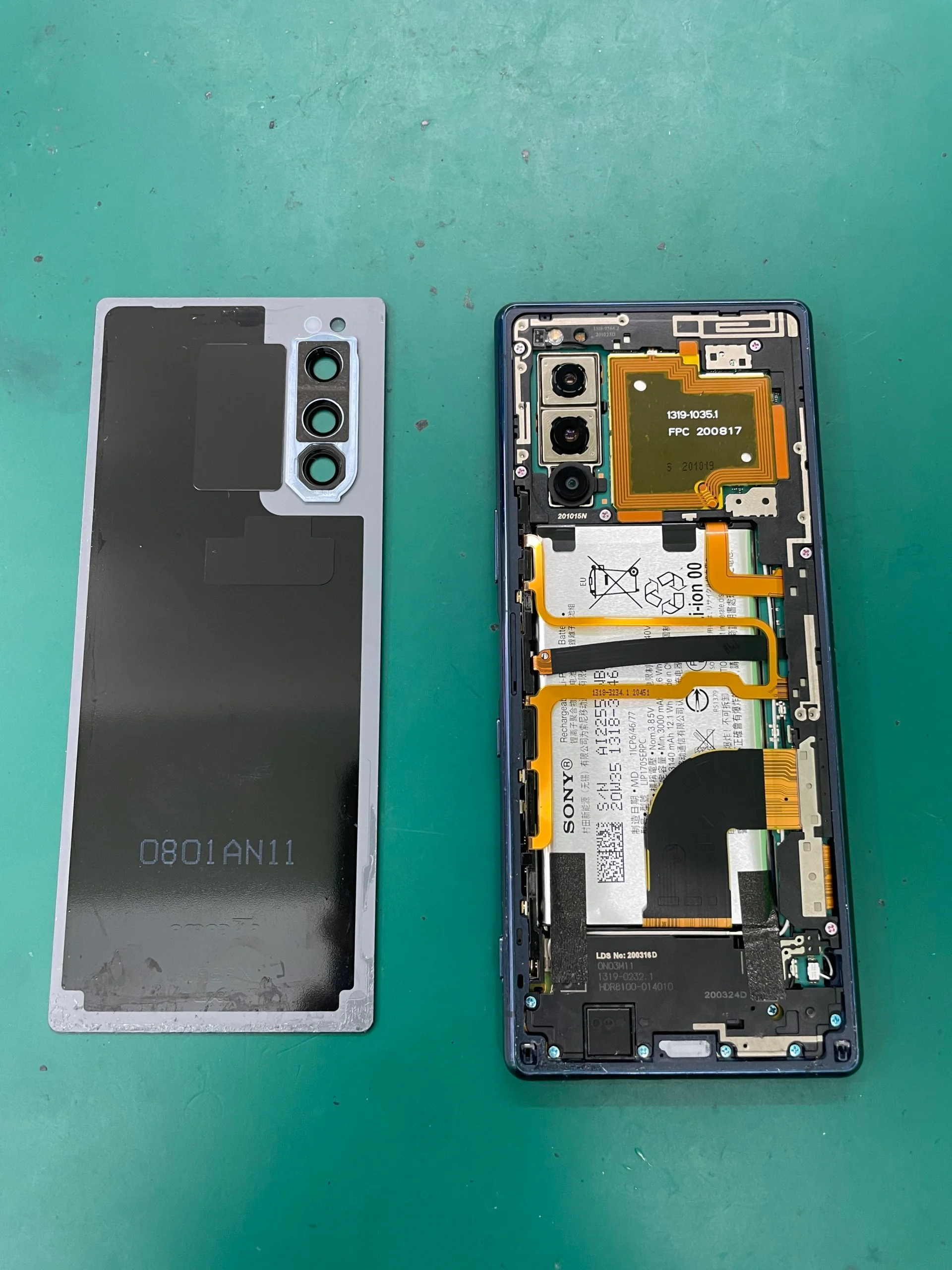 Xperia X Compact 充電口修理 — 修理の様子