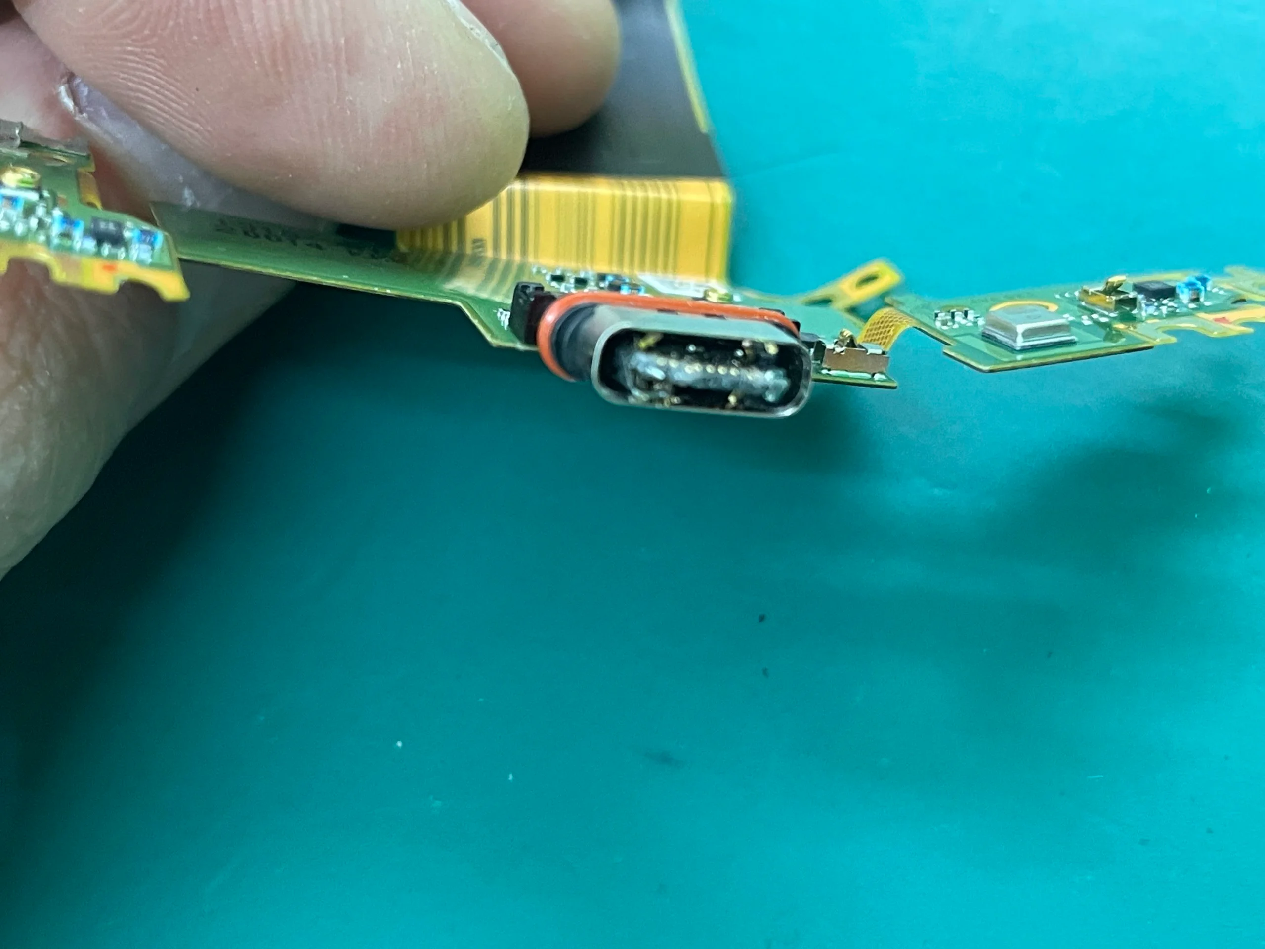 Xperia Z3 Tablet Compact 充電口修理 — 修理の様子
