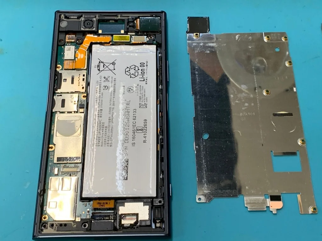 Xperia Z2 充電口修理 — 修理の様子