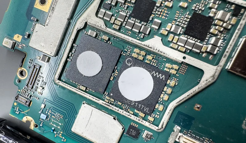 Xperia Z5 Premium 充電口修理 — 修理の様子