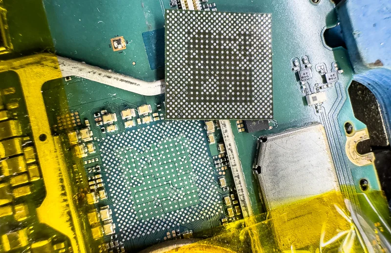 Xperia XZ Premium 充電口修理 — 修理の様子