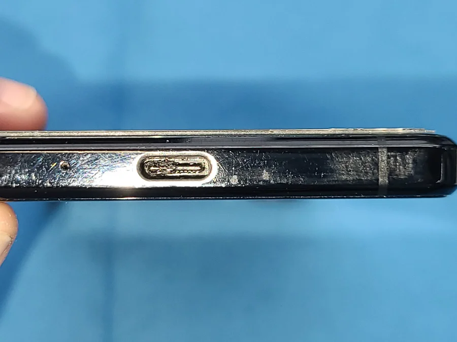 Xperia Ace II 充電口修理 — 修理の様子