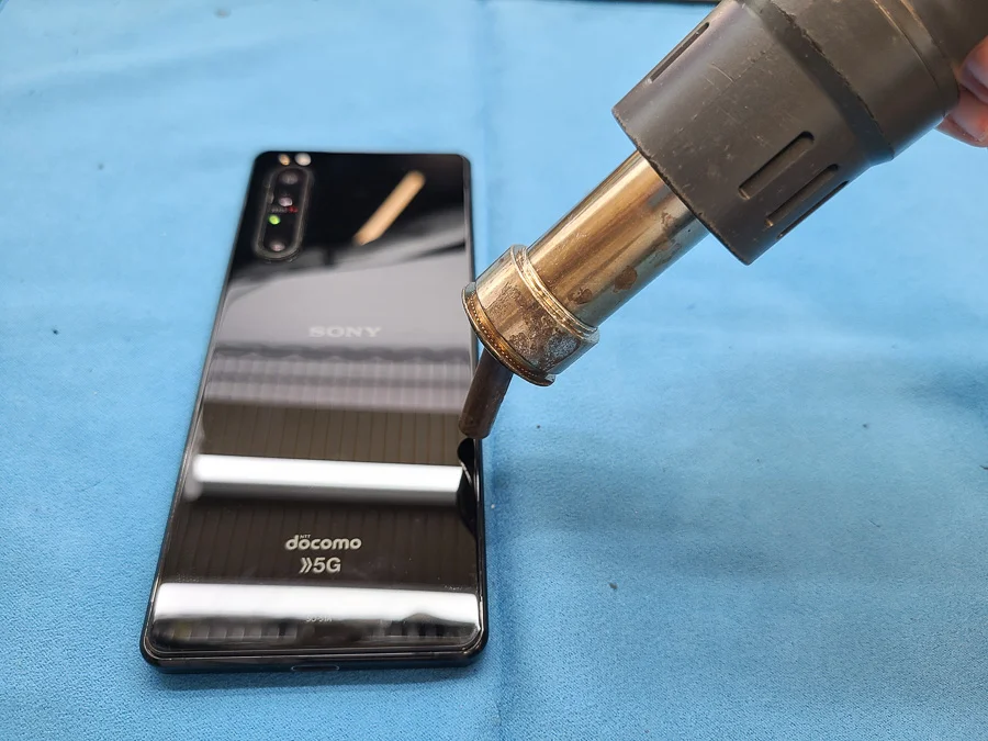 Xperia XZ1 充電口修理 — 修理の様子