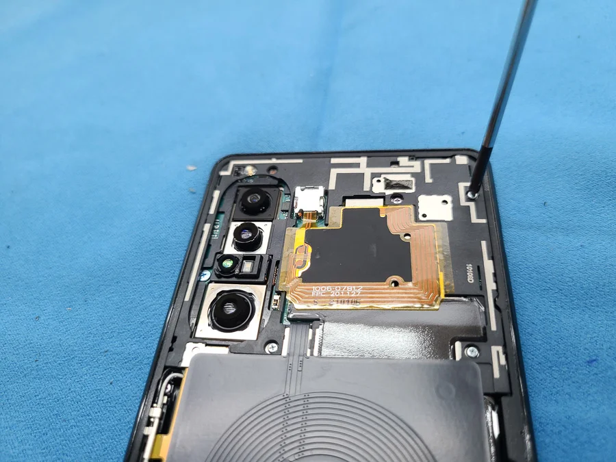 Xperia 5 II 充電口修理 — 修理の様子