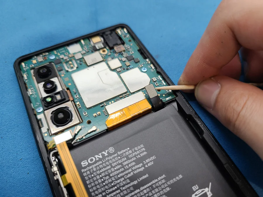 Xperia 1 II 充電口修理 — 修理の様子