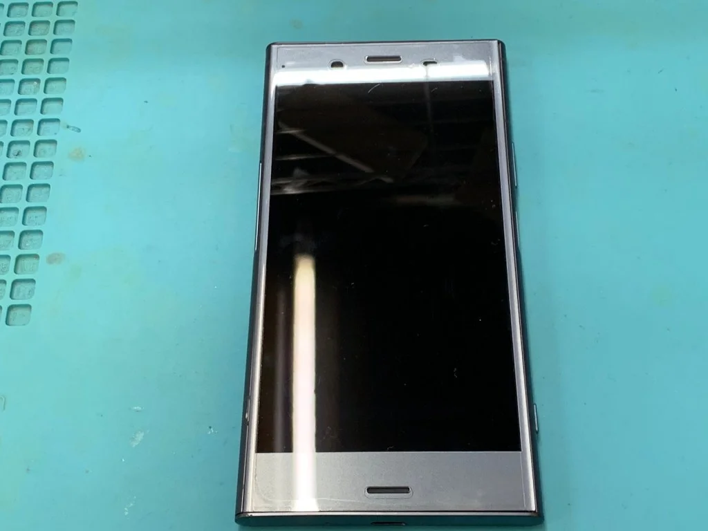 Xperia XZs 充電口修理 — 修理の様子