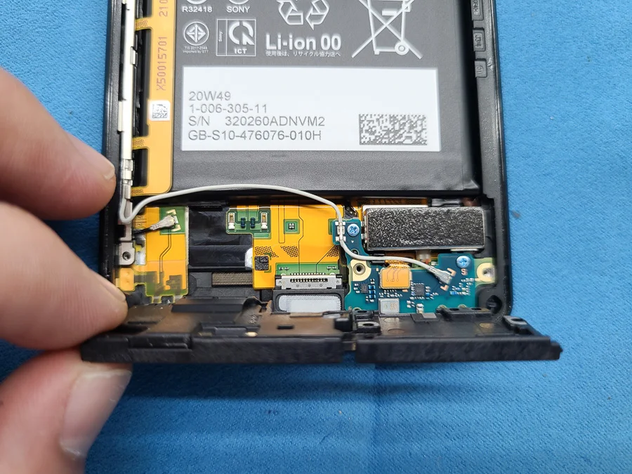 Xperia Z1 f 充電口修理 — 修理の様子