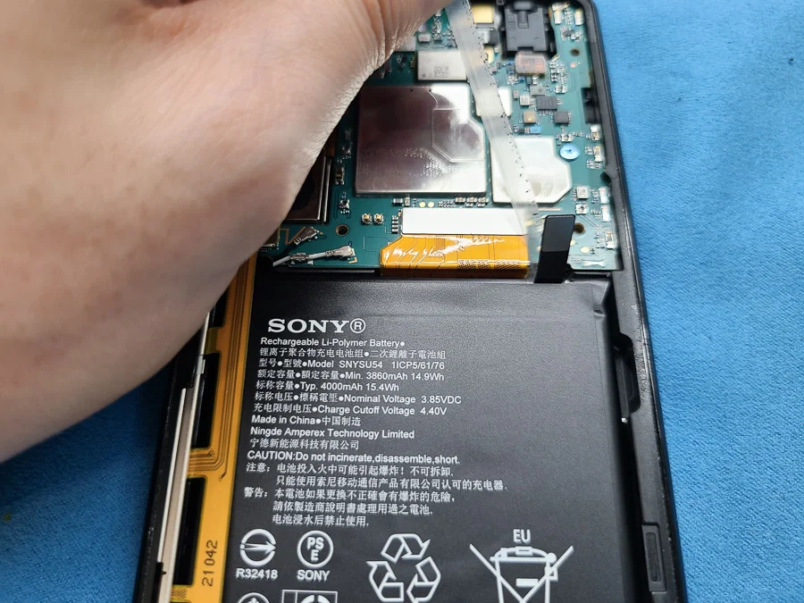 Xperia ZR 充電口修理 — 修理の様子