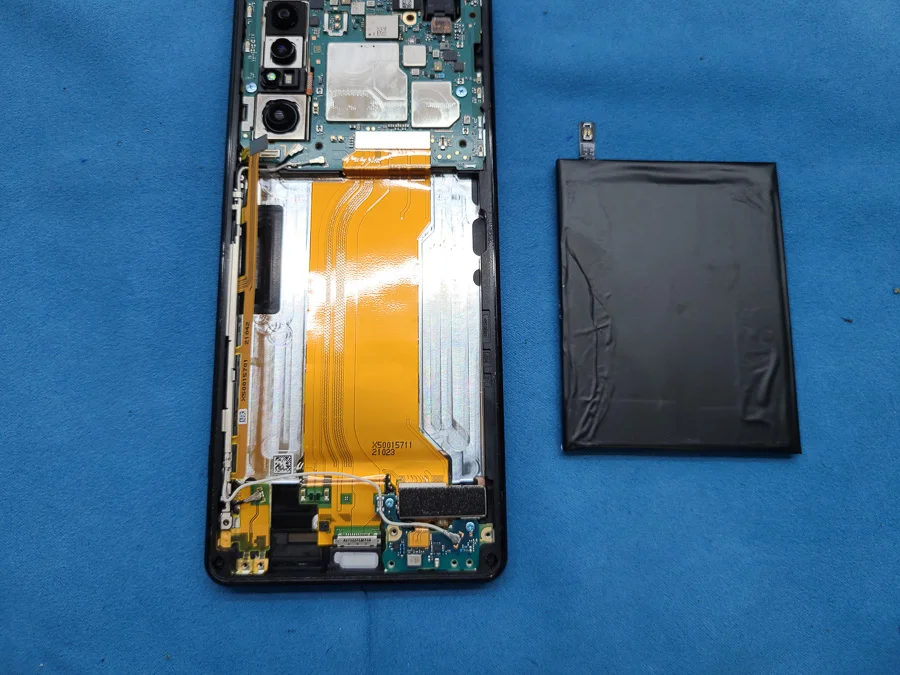 Xperia 1 IV 充電口修理 — 修理の様子