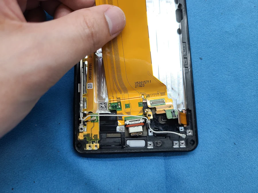 Xperia 5 充電口修理 — 修理の様子