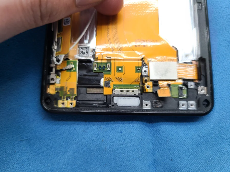 Xperia 5 V 充電口修理 — 修理の様子