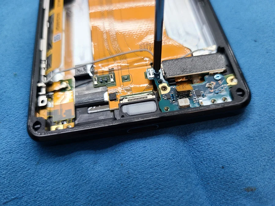 Xperia XZ 充電口修理 — 修理の様子