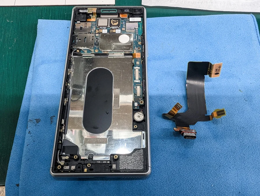 Xperia Tablet Z 充電口修理 — 修理の様子