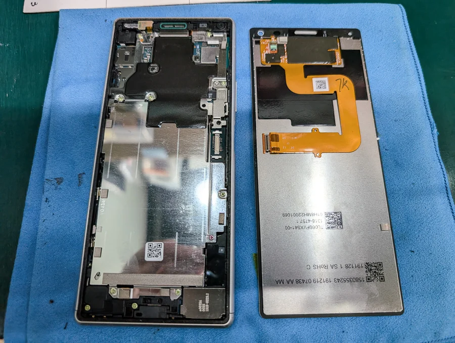 Xperia Z4 充電口修理 — 修理の様子