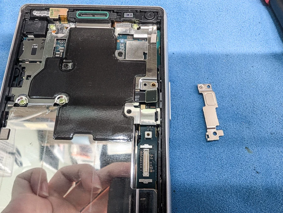 Xperia XZ2 充電口修理 — 修理の様子