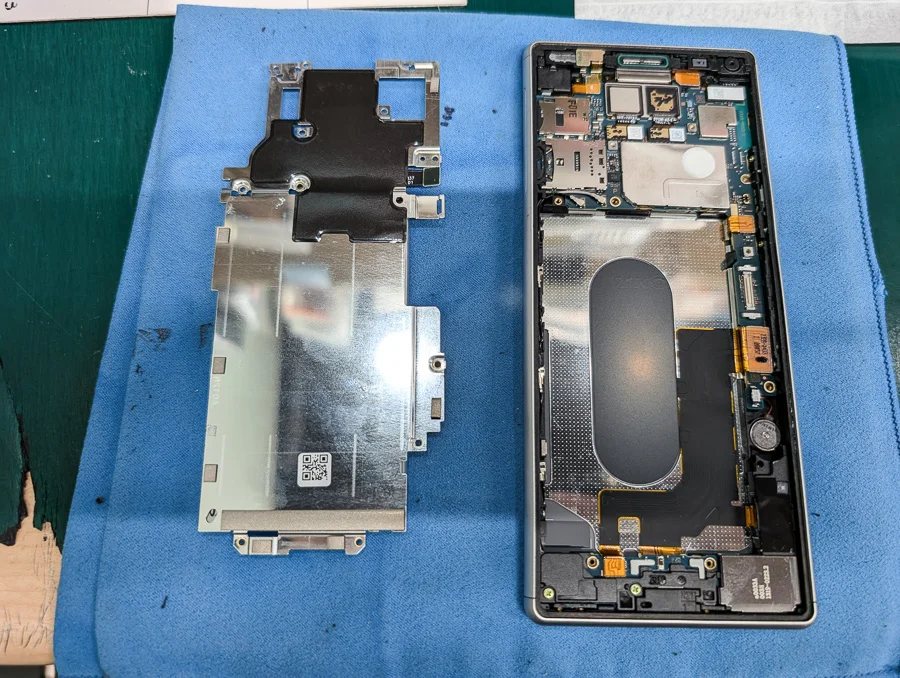 Xperia XZ2 Premium 充電口修理 — 修理の様子