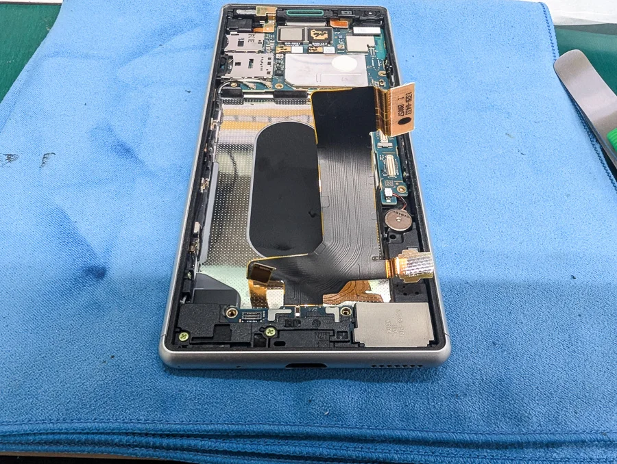 Xperia XA 充電口修理 — 修理の様子