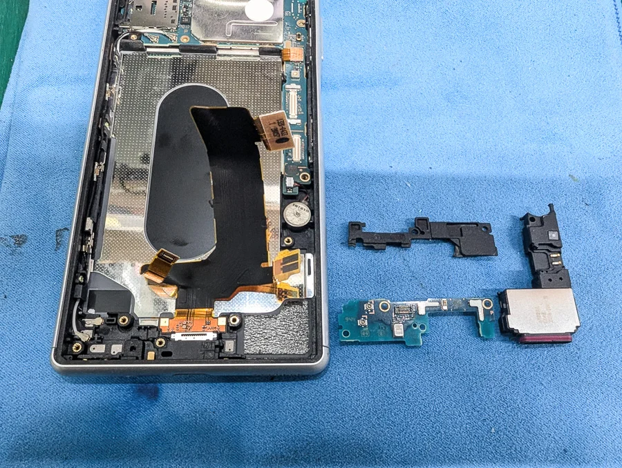 Xperia 10 IV 充電口修理 — 修理の様子