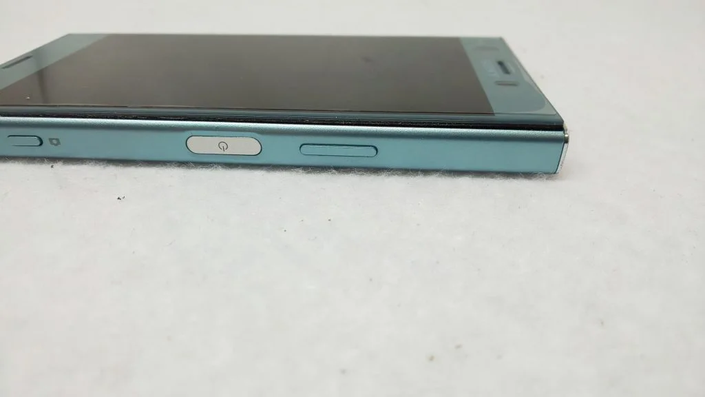 Xperia XZ カメラ修理 — 修理の様子