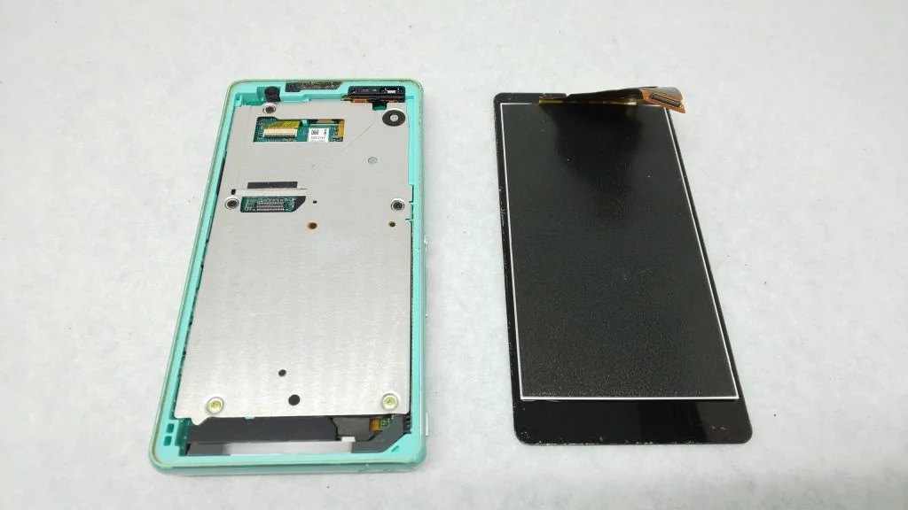 Xperia 8 液晶修理 — 修理の様子