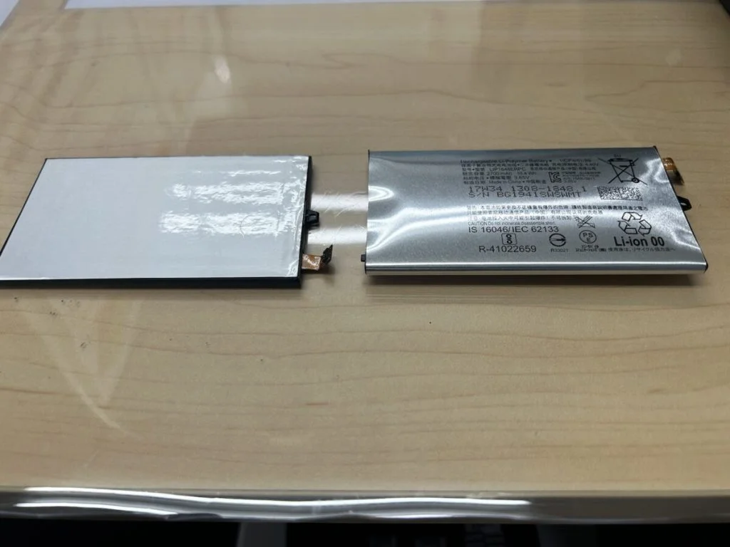 Xperia XZ1 Compact バッテリー交換 — 修理の様子