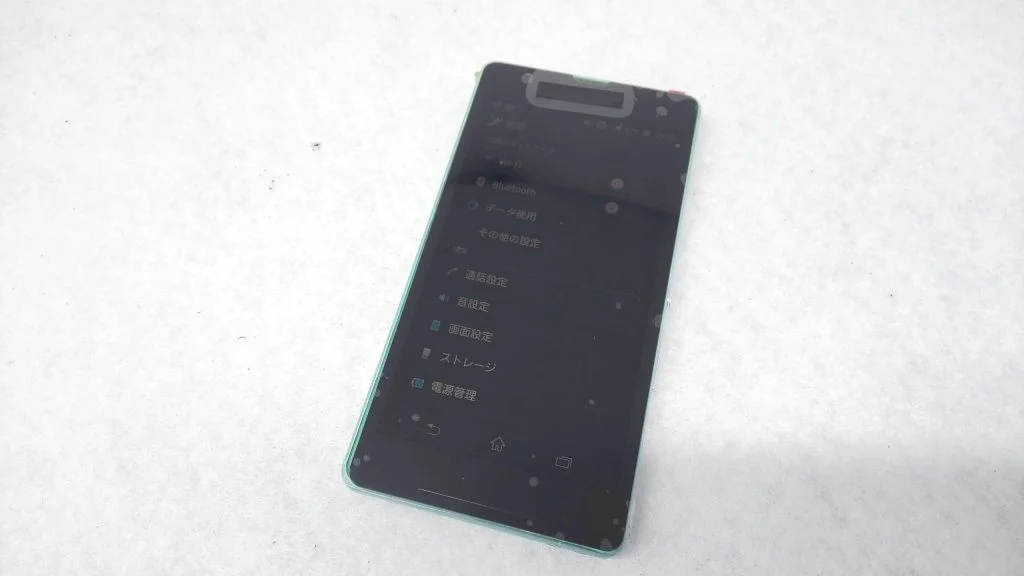 Xperia X Compact 画面割れ修理 — 修理の様子