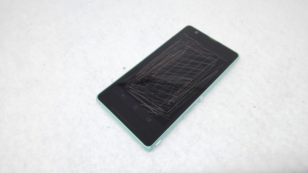 Xperia Aのガラスにヒビが入ったら？放置のリスクと修理費用