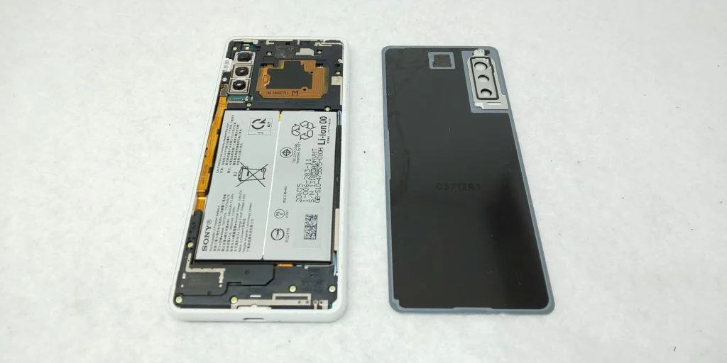 Xperia Z5 Premium バッテリー交換 — 修理の様子