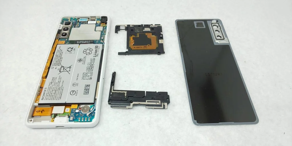Xperia 10 IV 基板修理 — 修理の様子