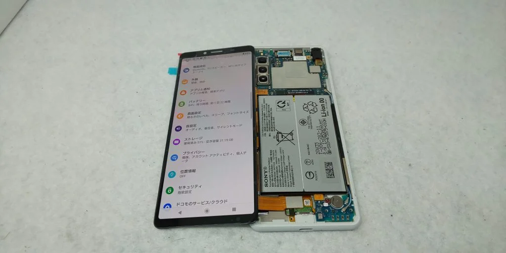 Xperia Ace III バッテリー交換 — 修理の様子