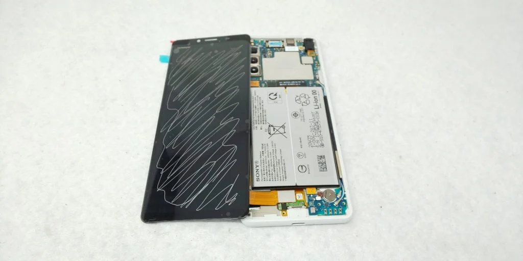Xperia XZ1 液晶修理 — 修理の様子