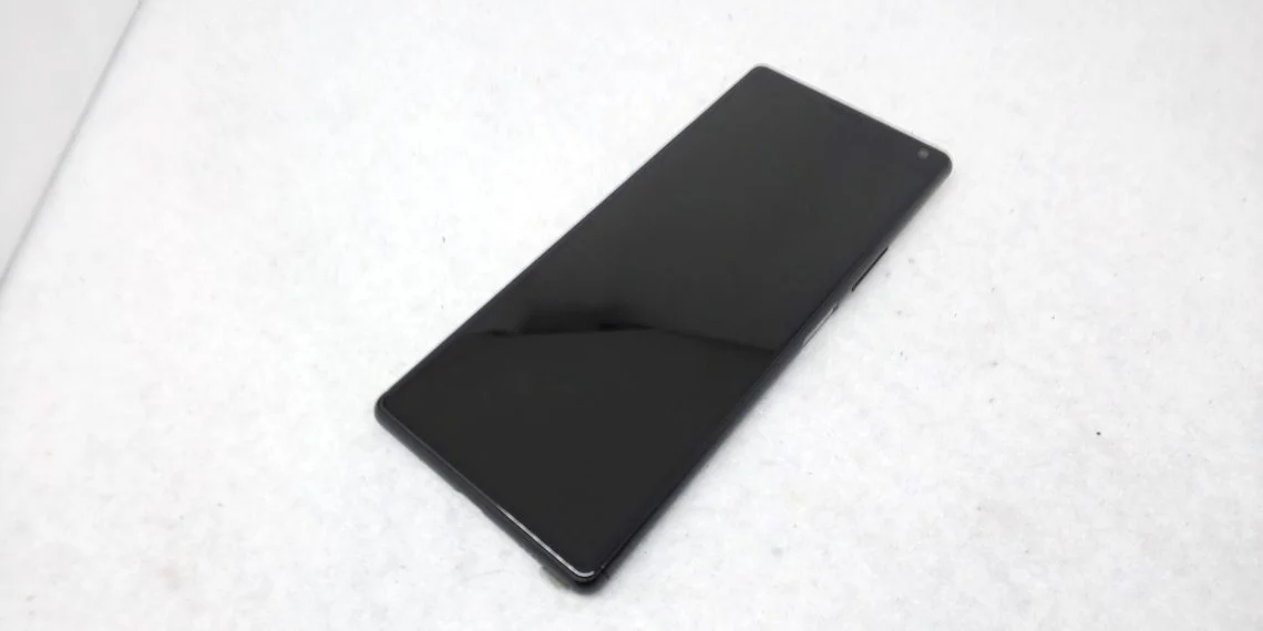 Xperia XZ2 Premium 画面割れ修理 — 修理の様子