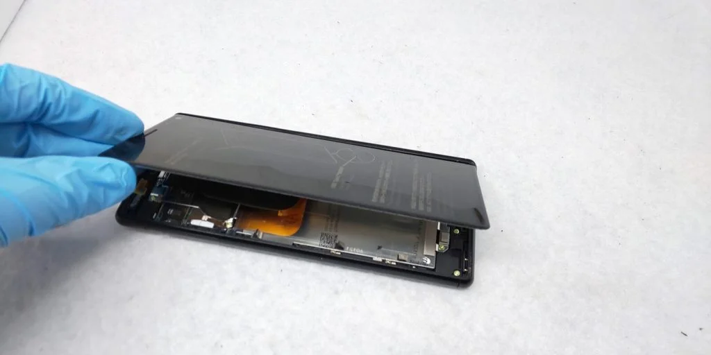 Xperia Ace II 画面割れ修理 — 修理の様子