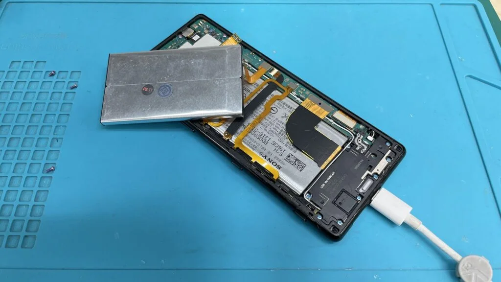 Xperia 10 V バッテリー交換 — 修理の様子