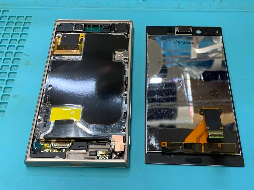 Xperia ZL2 画面割れ修理 — 修理の様子