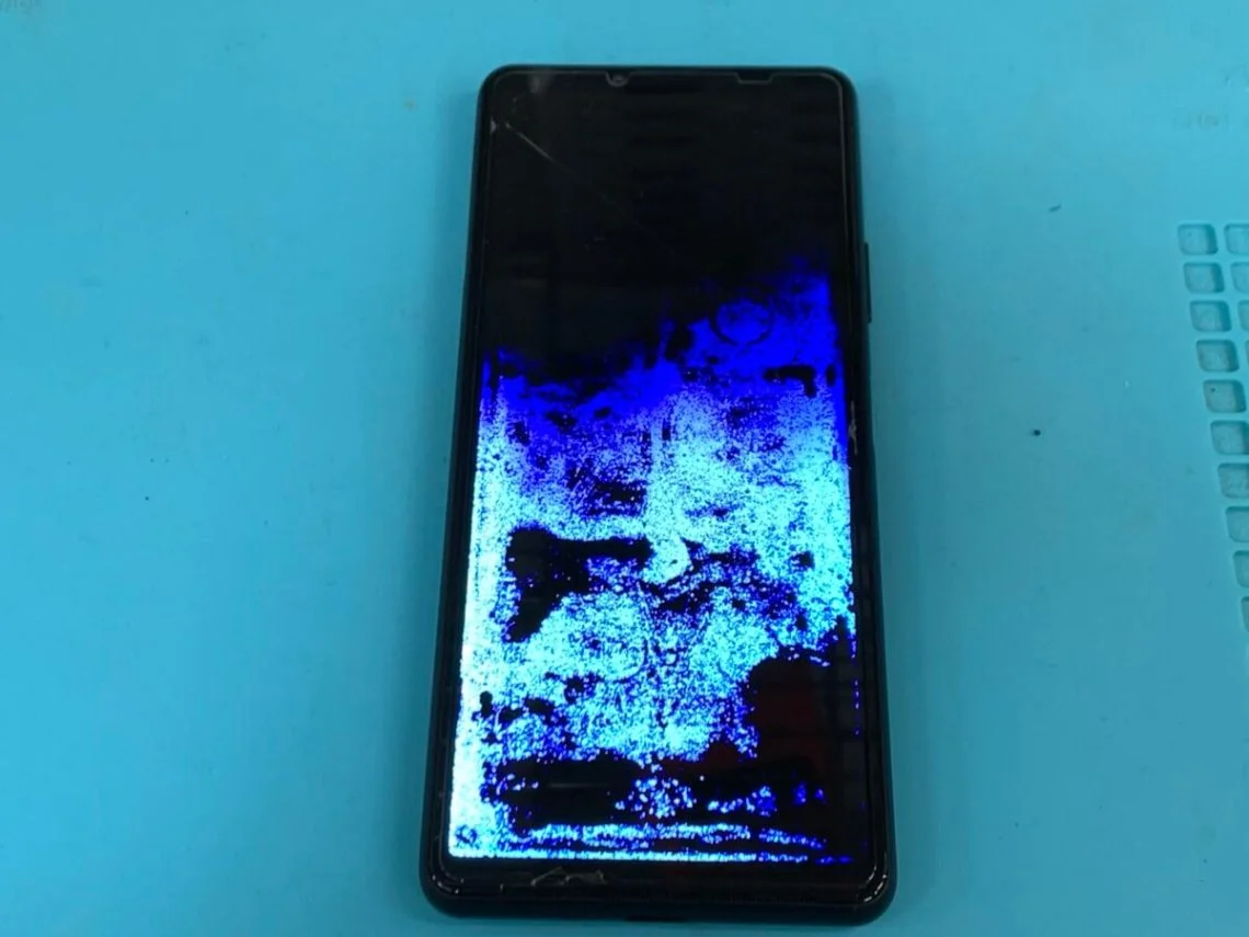 Xperia 1 V 液晶修理 — 修理の様子