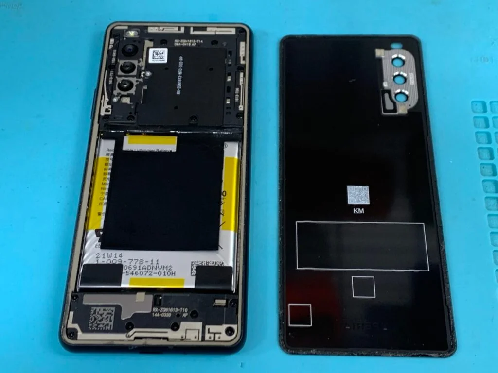 Xperia 10 III バッテリー交換 — 修理の様子
