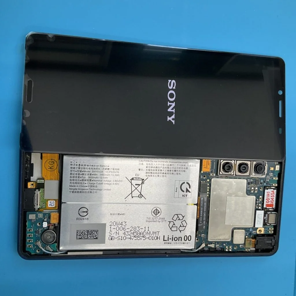 Xperia 1 III 画面割れ修理 — 修理の様子