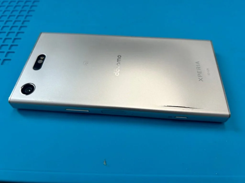 Xperia 8 バッテリー交換 — 修理の様子