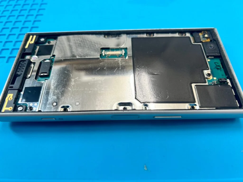 Xperia 10 II バッテリー交換 — 修理の様子
