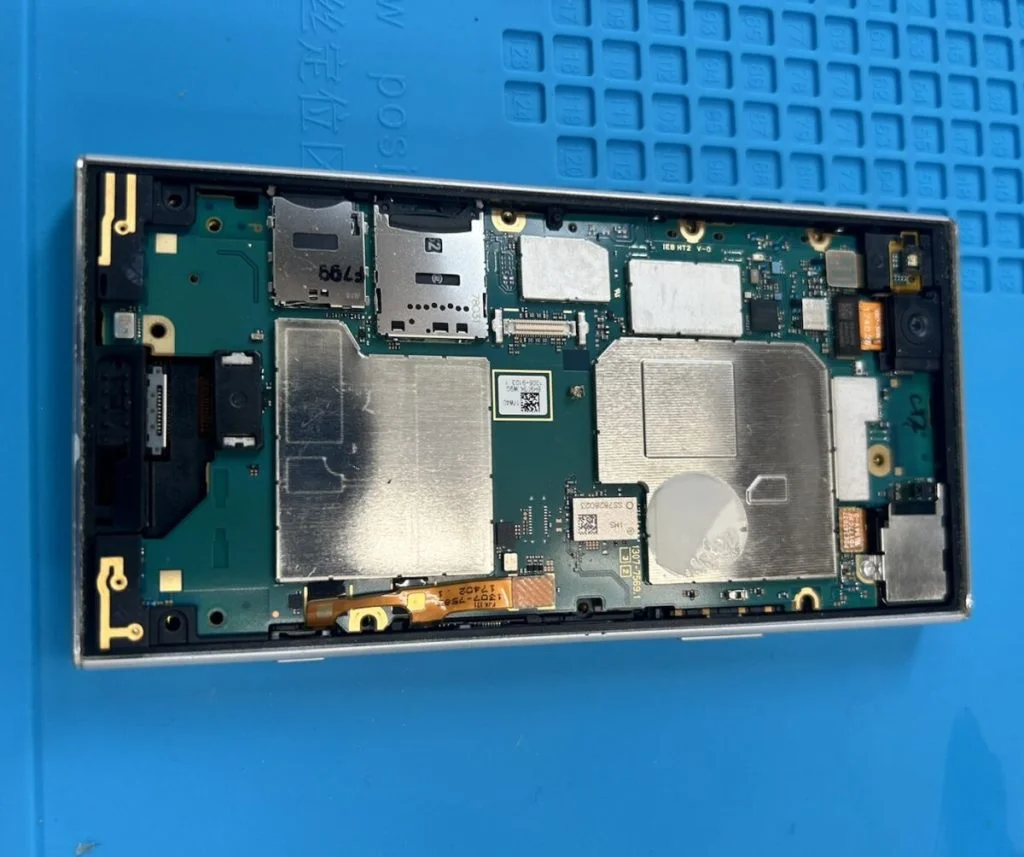 Xperia Z5 Compact バッテリー交換 — 修理の様子