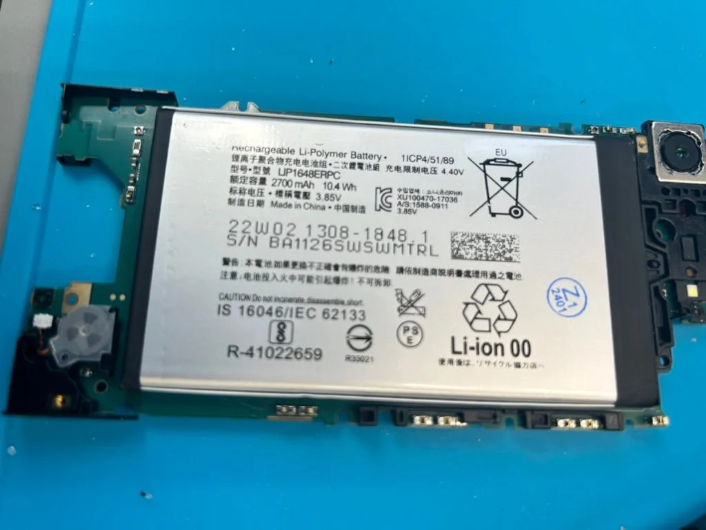 Xperia X Performance バッテリー交換 — 修理の様子