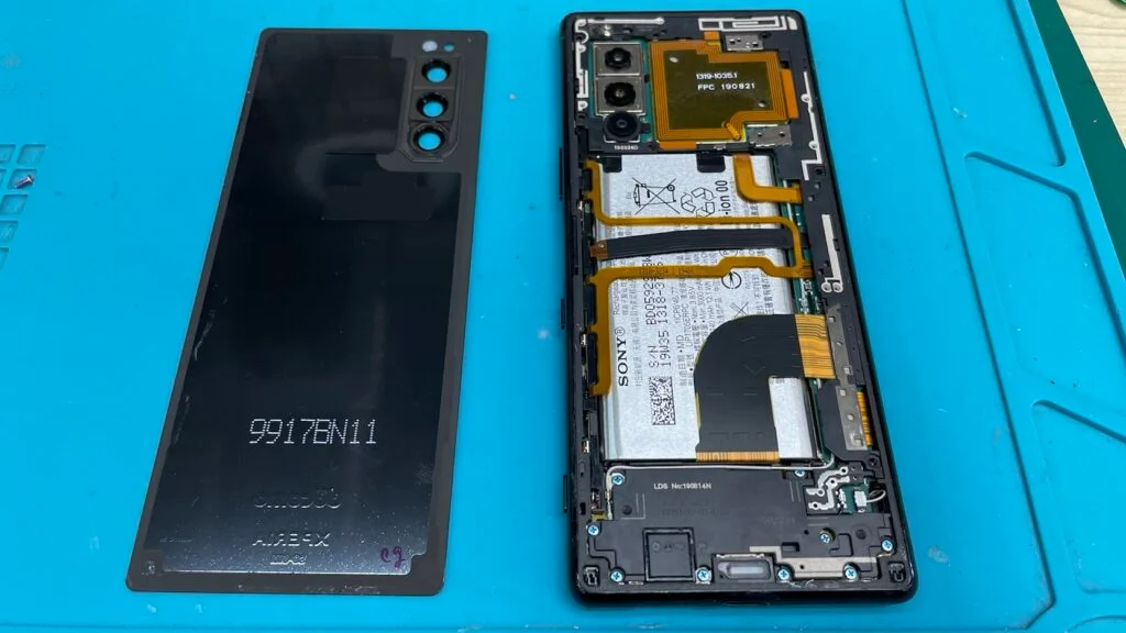 Xperia Z2 バッテリー交換 — 修理の様子