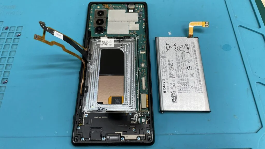 Xperia Z4 Tablet バッテリー交換 — 修理の様子