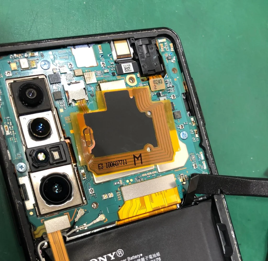 Xperia 5 V 画面割れ修理 — 修理の様子