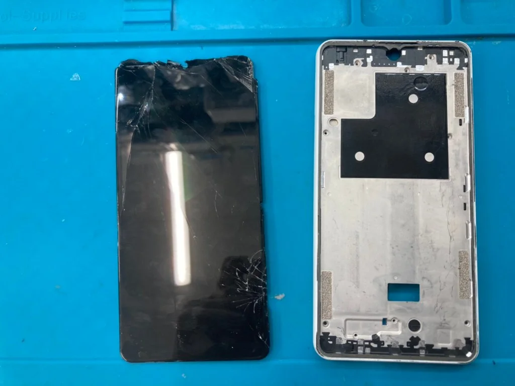 Xperia 10 IV 液晶修理 — 修理の様子