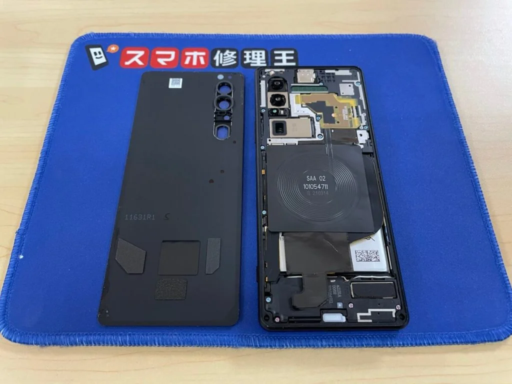 Xperia XZ2 Compact 液晶修理 — 修理の様子