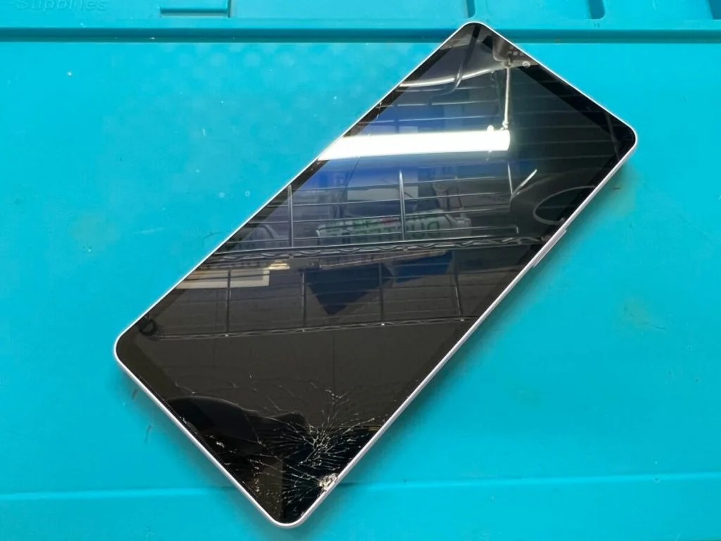 Xperia XZs 画面割れ修理 — 修理の様子