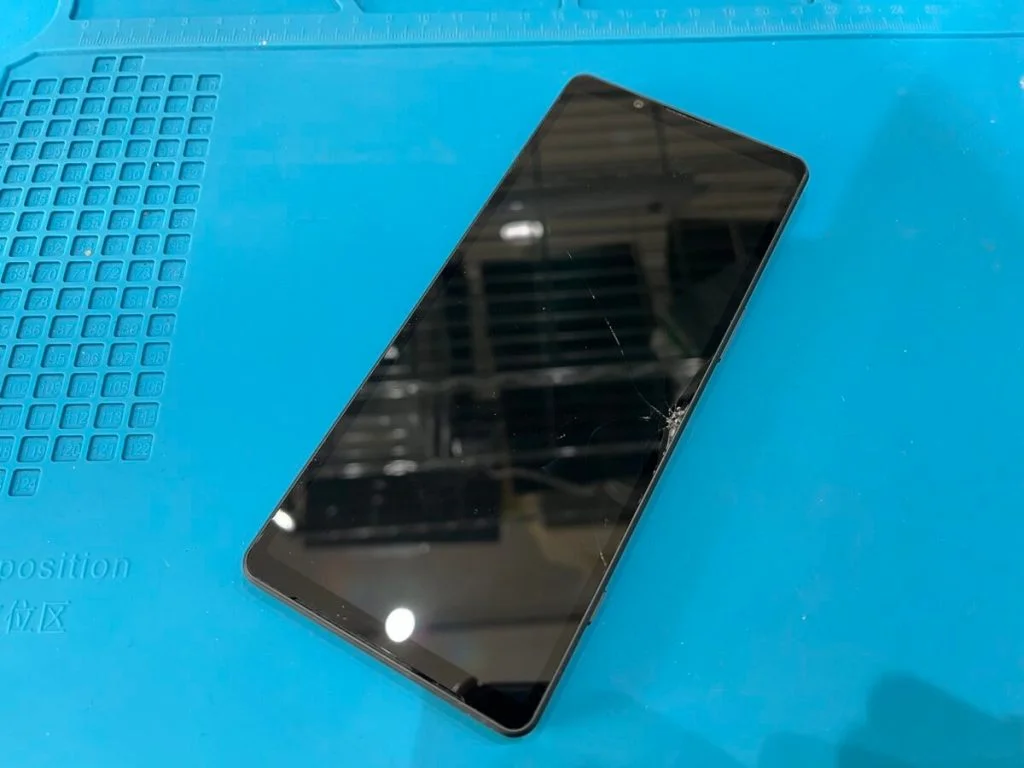 Xperia Z2 画面割れ修理 — 修理の様子
