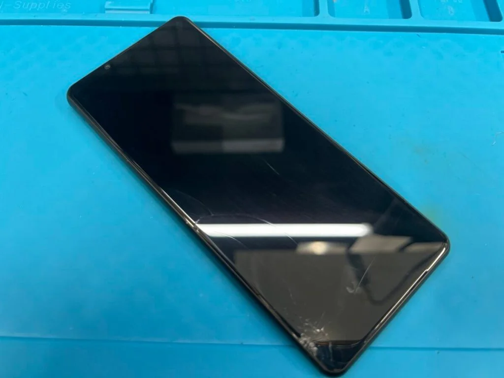 Xperia Z5 Compact 画面割れ修理 — 修理の様子